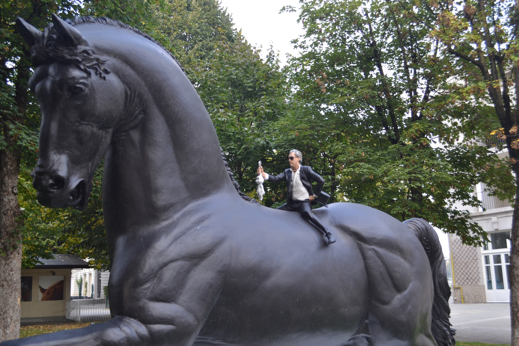 Фото статуя лошади Милан Мегалофобия 