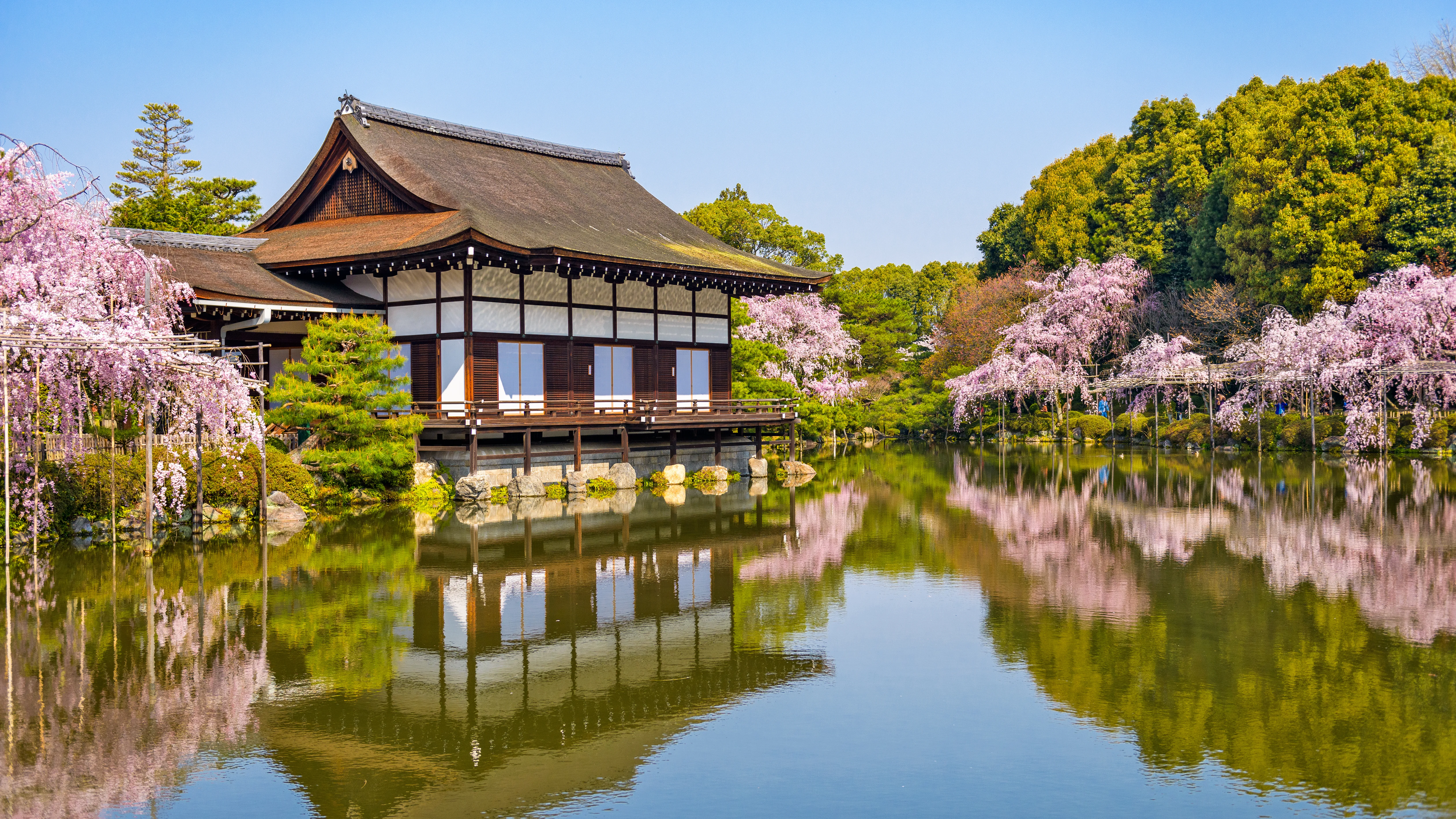 Озеро в Японии Киото храм