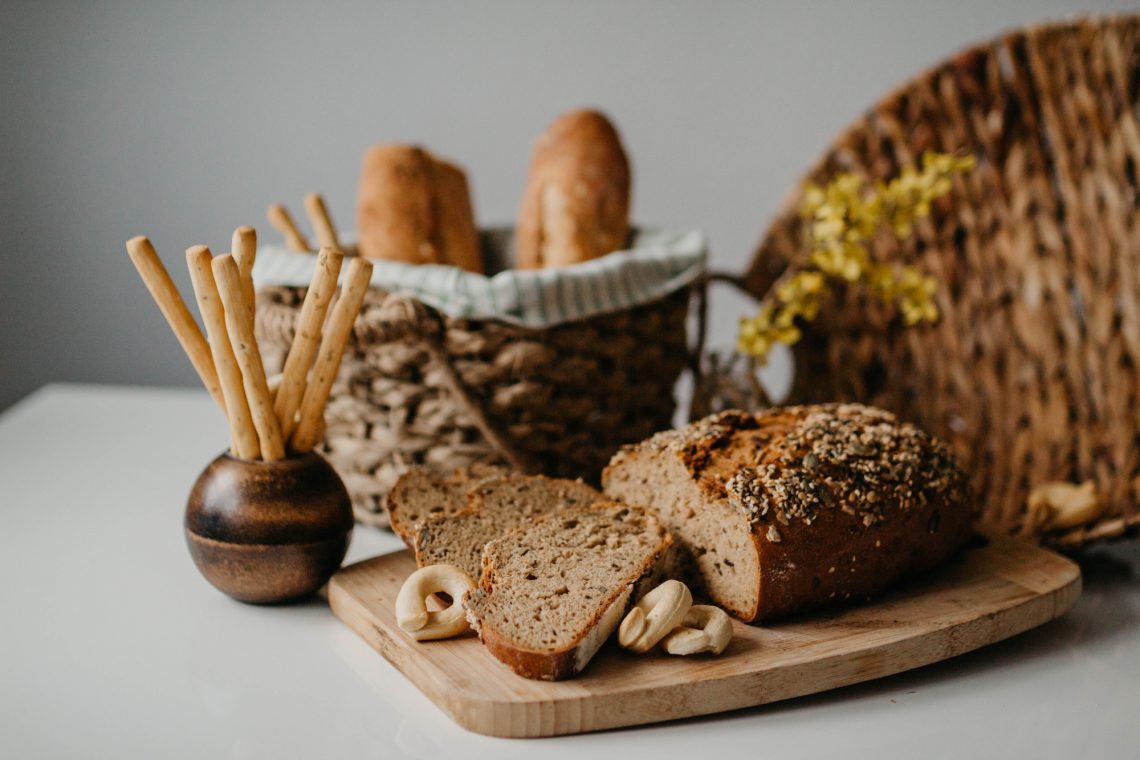 Фото хлебных изделий на дощечке и в корзине
