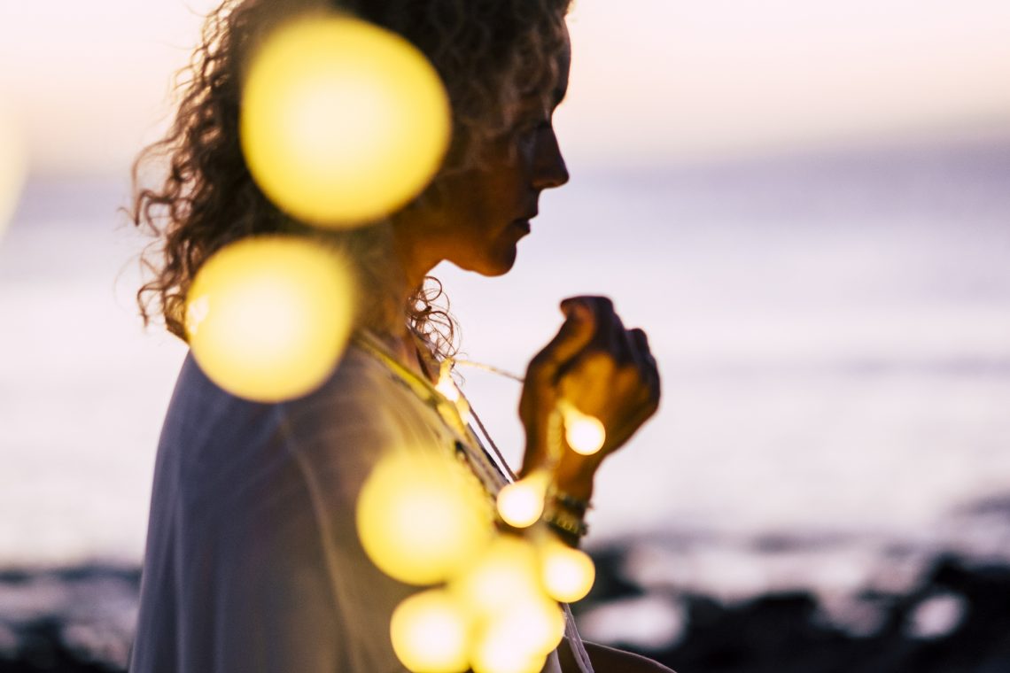 Фото женщины с лампочками в расфокусе