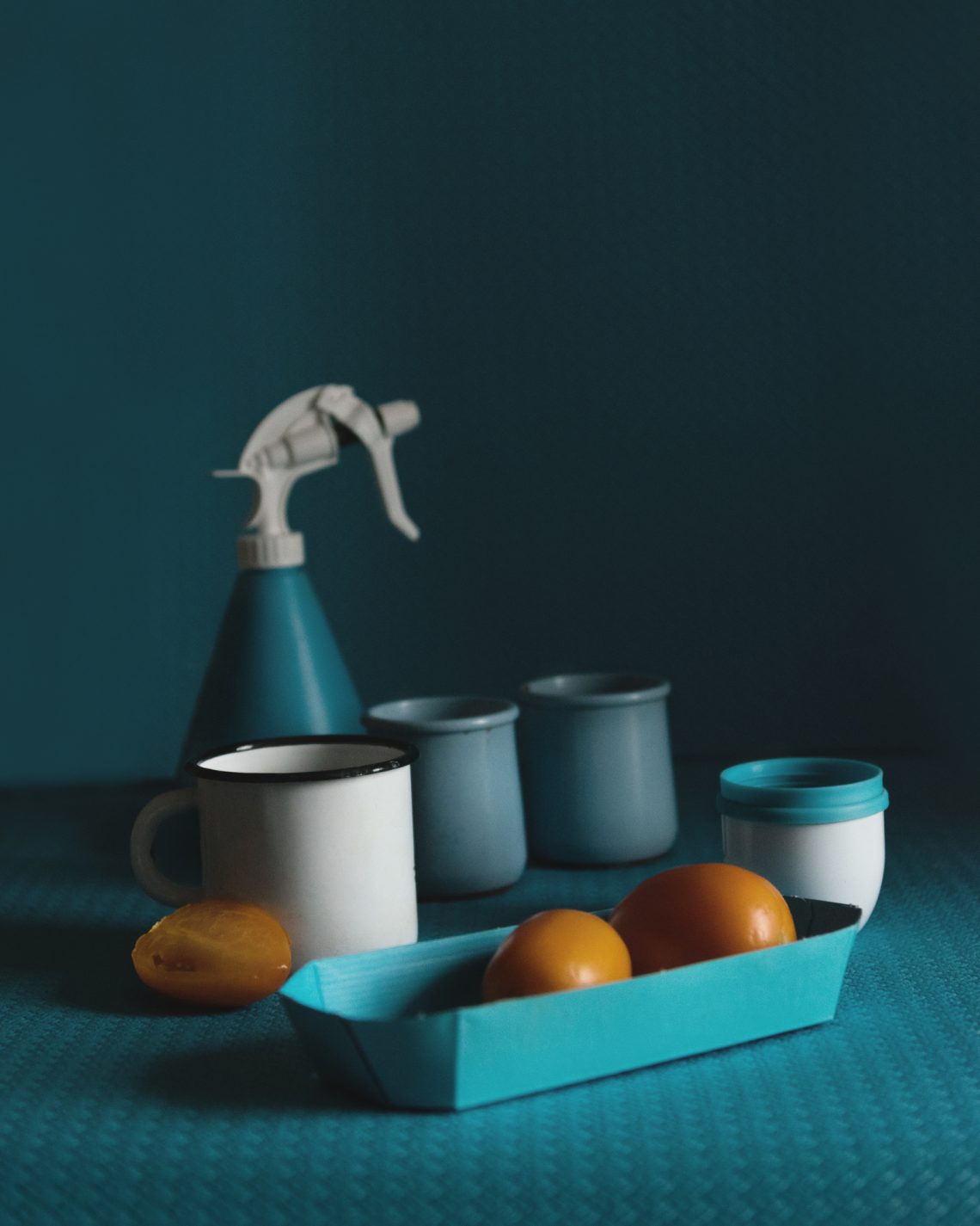 Фото хурмы и посуды в бирюзовом цвете