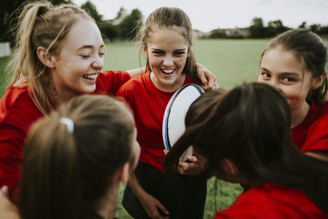 Фото радостных школьниц на спортивном поле