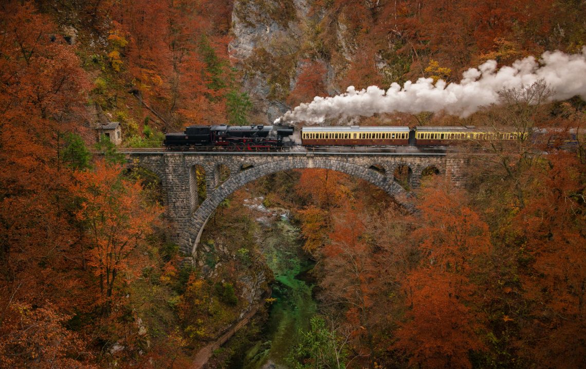 Поезд проезжает через мост фото