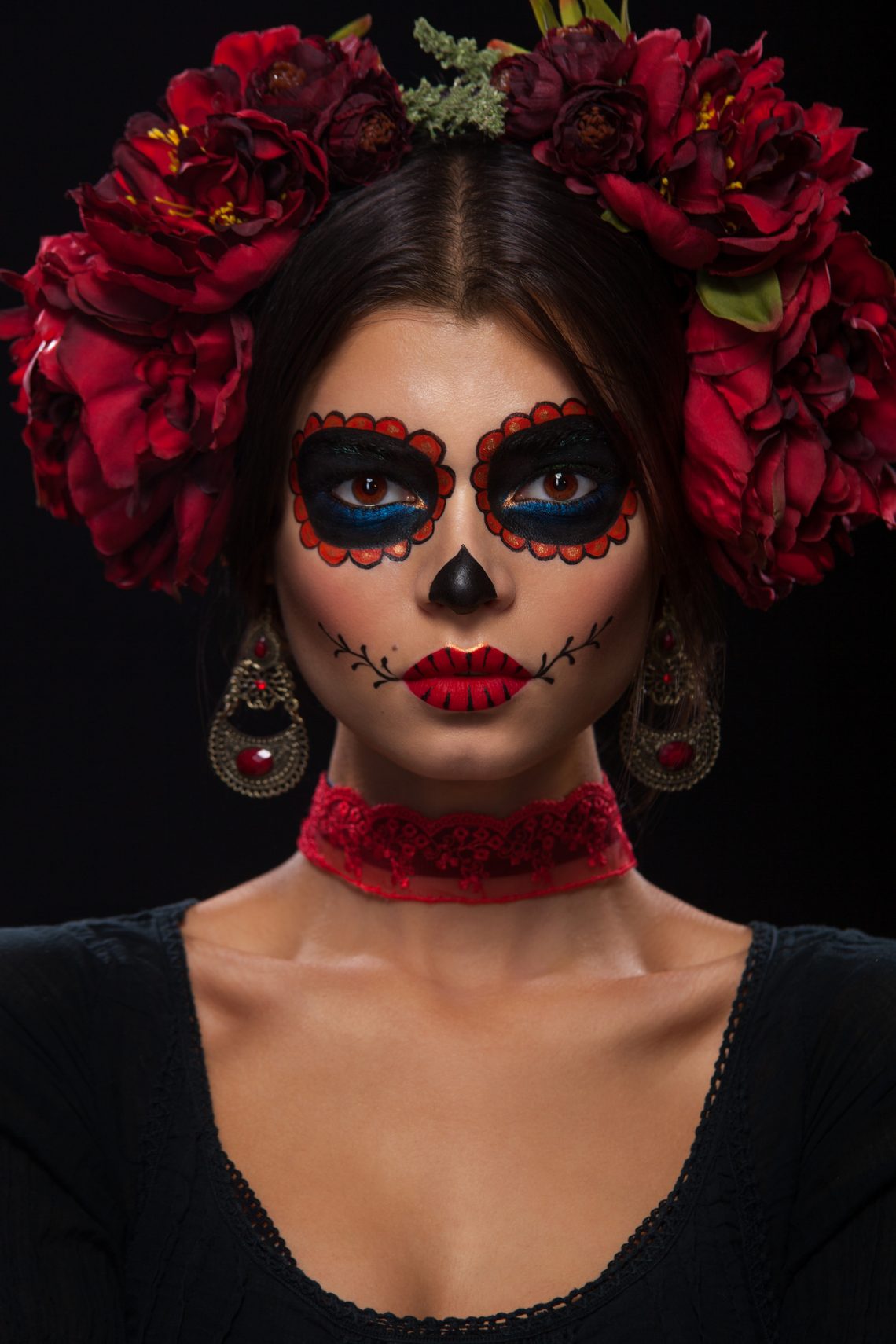 Фото девушки с ярким макияжем ко Дню мертвых