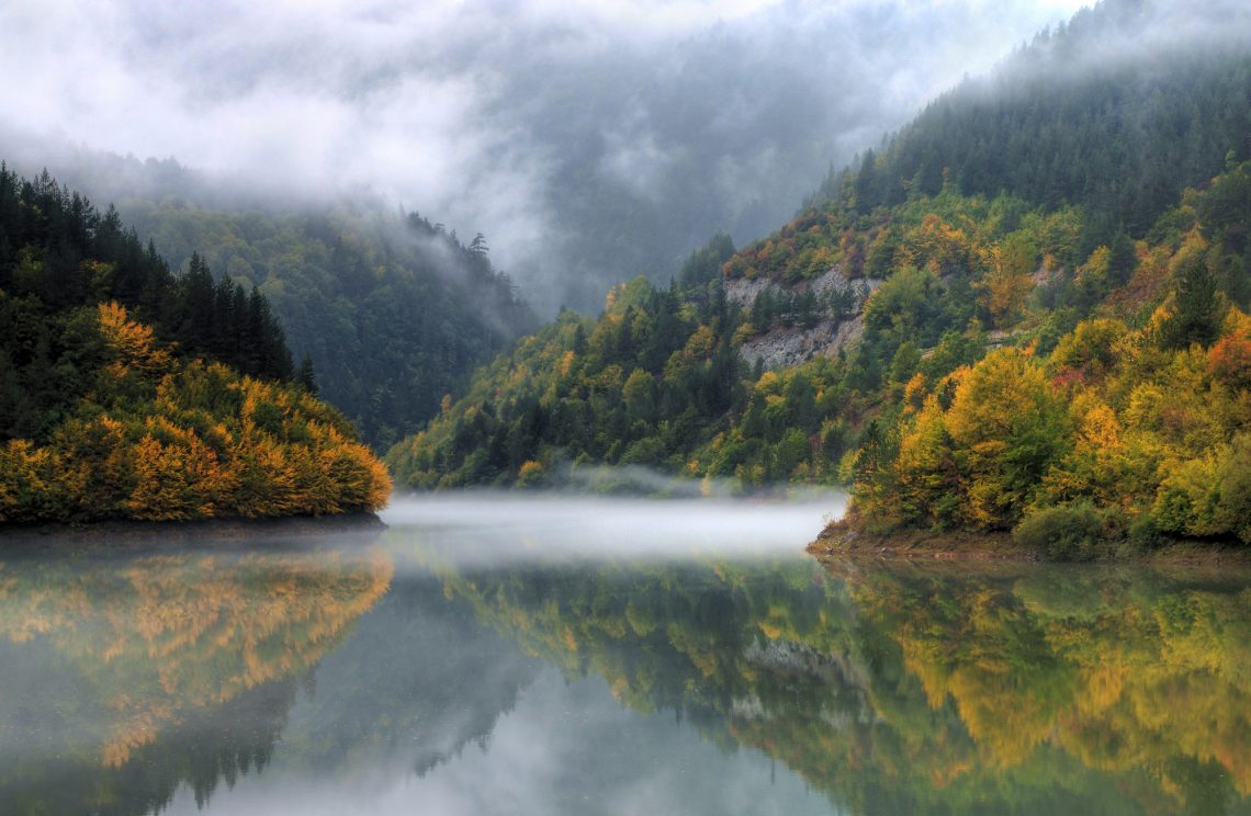 Фото туманного озера осенью