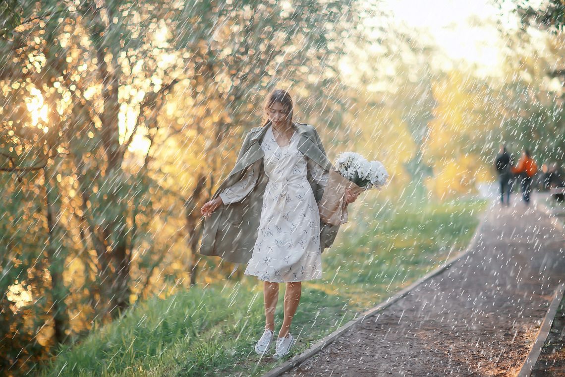 Фото девушки в платье и с букетом под дождем
