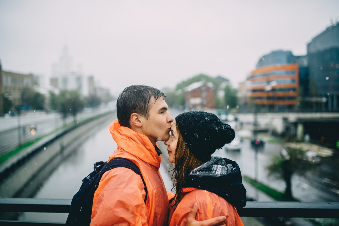 Фото молодой пары в дождливую погоду