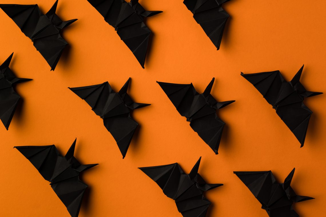 Фото бумажные летучие мыши на оранжевом фоне