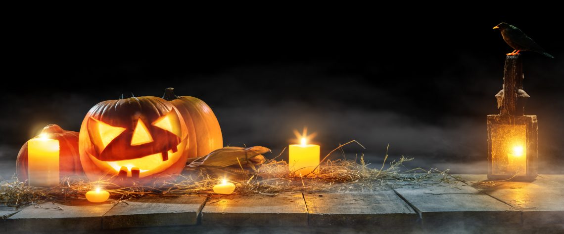 Фото тыква к Хэллоуину и свечи на деревянном столе