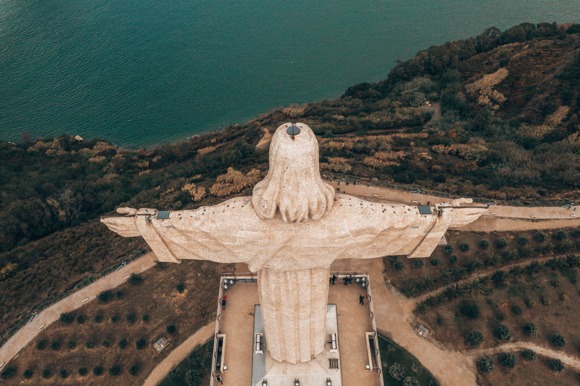 Фото виз з повітря статуя Христа Португалія Мегалофобія