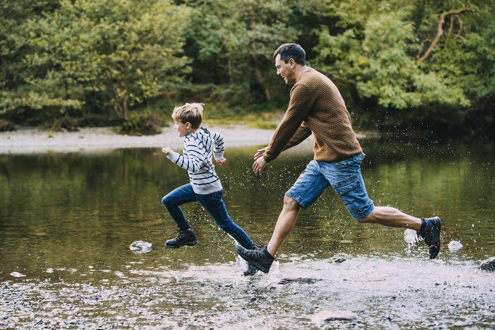 Фото хлопчик з батьком бігають на природі