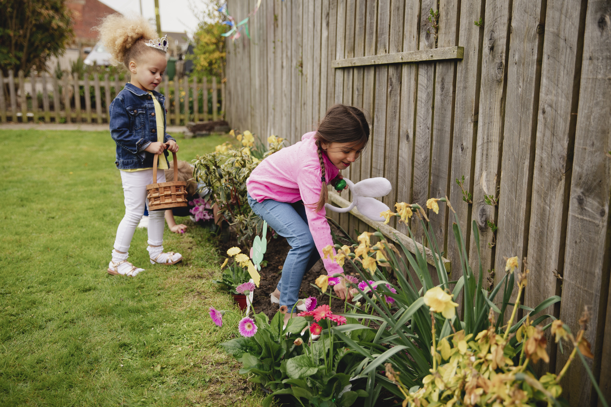 Фото дівчата збирають крашанки у садку
