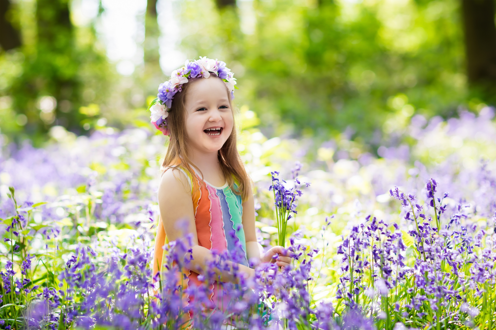 Фото дівчинка у вінку в квітучому полі