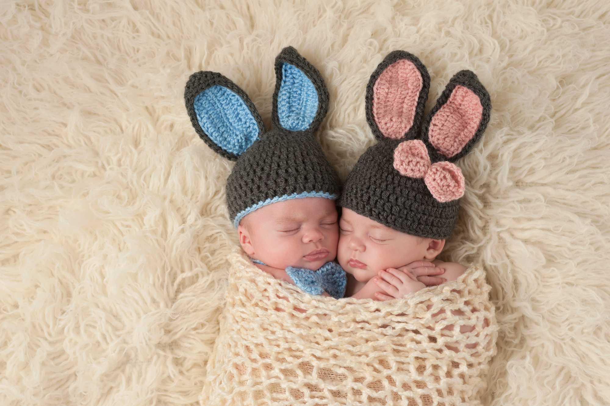 Фото двоє немовлят у костюмах зайчиків
