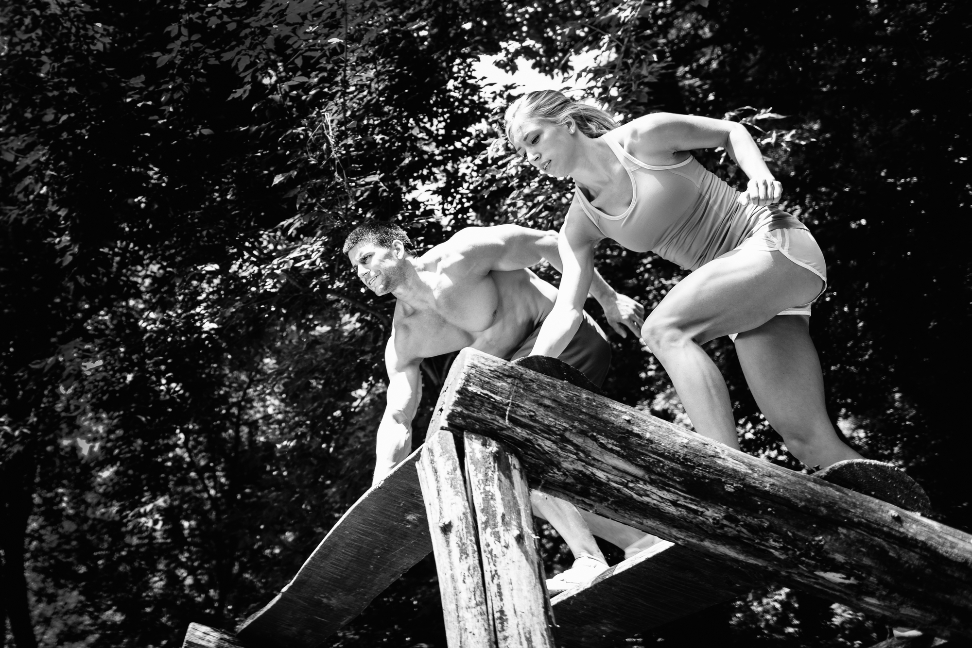 Фото чорно-біле чоловік і жінка тренуються