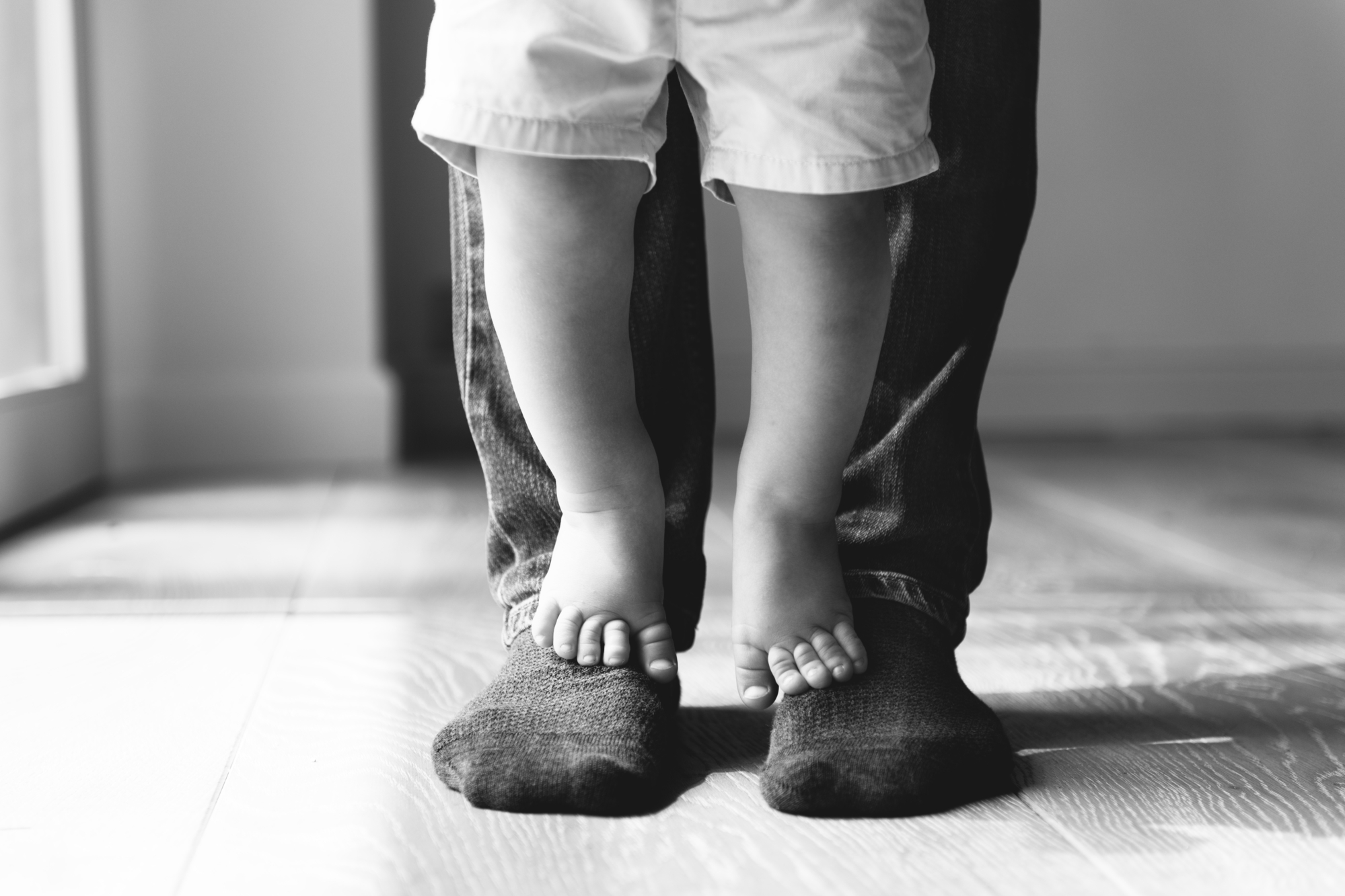 Фото чорно-біле ноги батька й сина