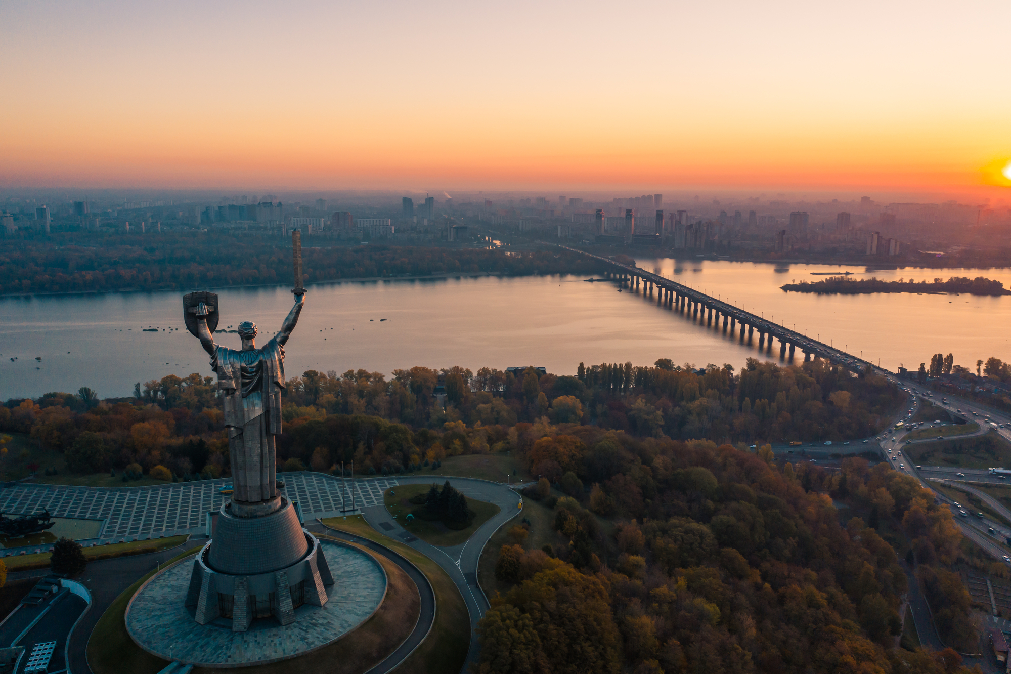 Фото захід сонця у Києві Батьківщина-мати Дніпро