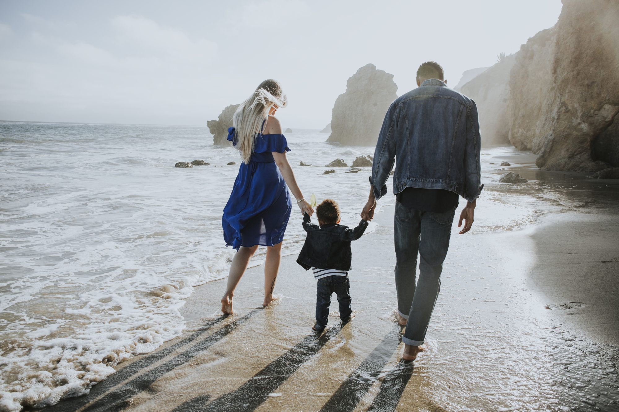 Фото родина гуляє на пляжі