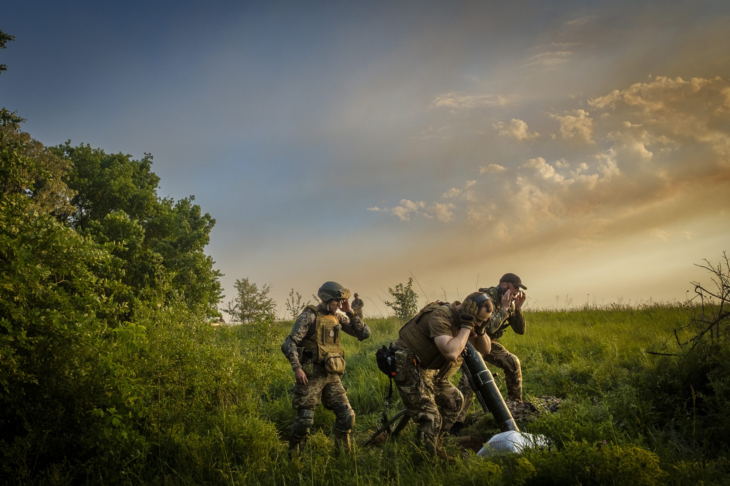 Фото військові ДУК обстрілюють позиції росіян біля Бахмута Крістофер Оччиконе