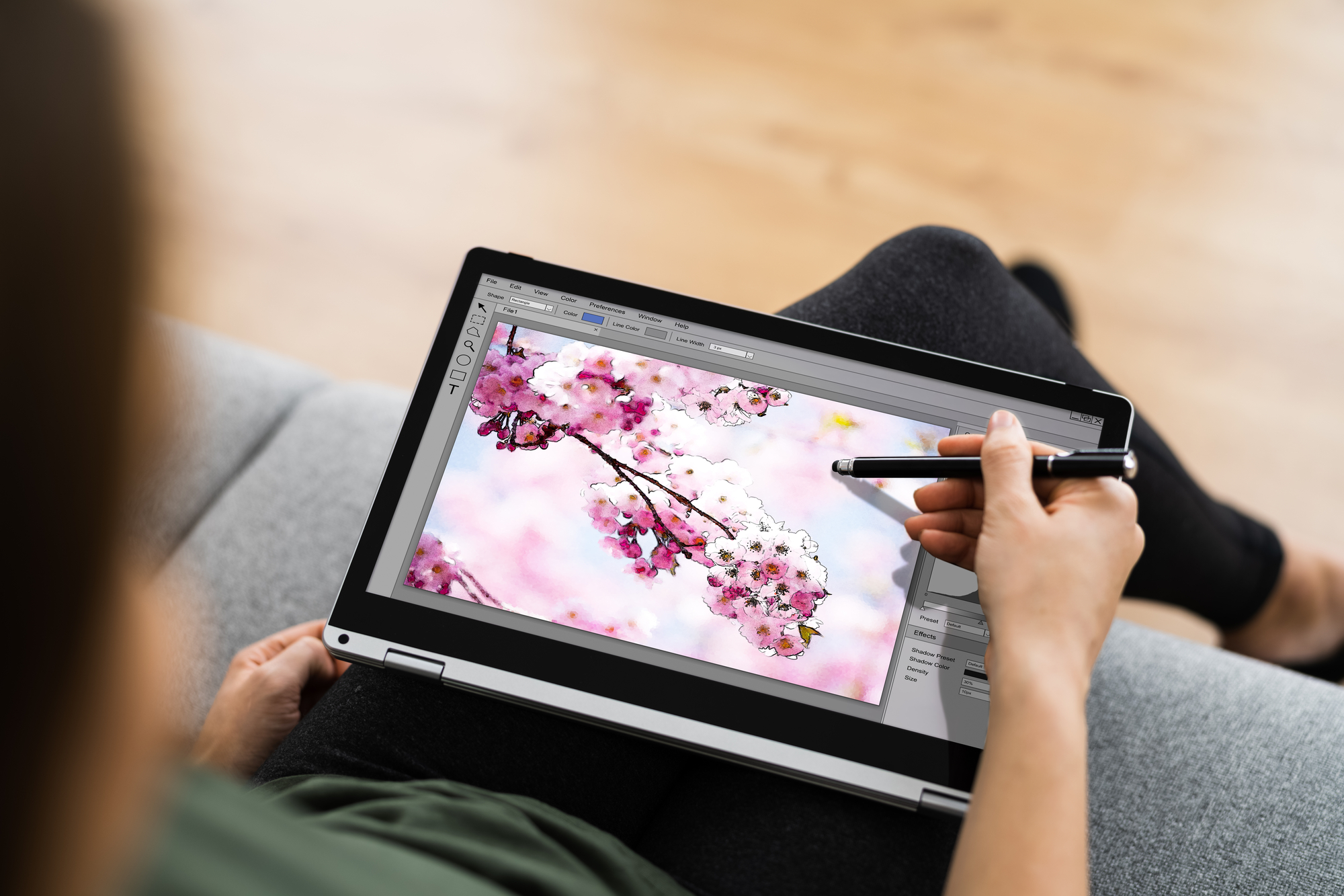 Фото жінка малює на графічному планшеті