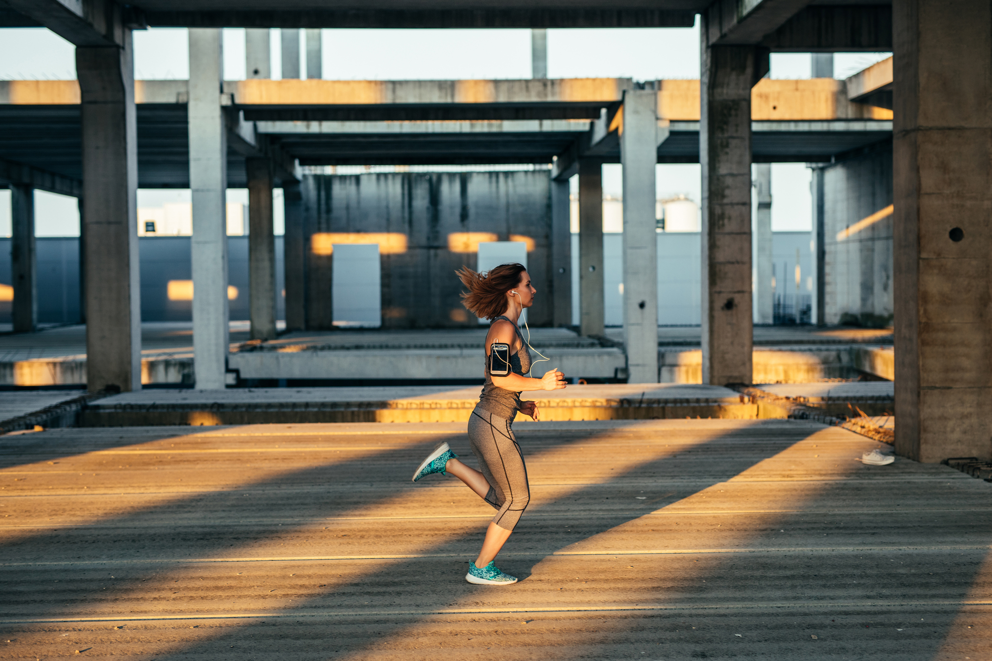 Фото жінка займається бігом