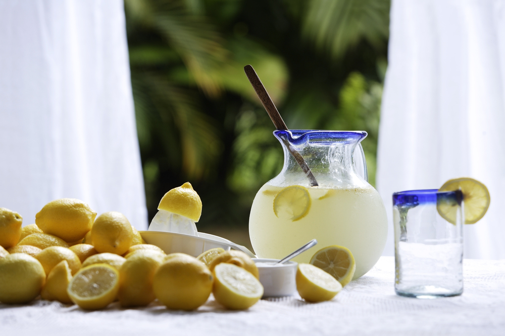 Фото лимонад у глечику і лимони на столі