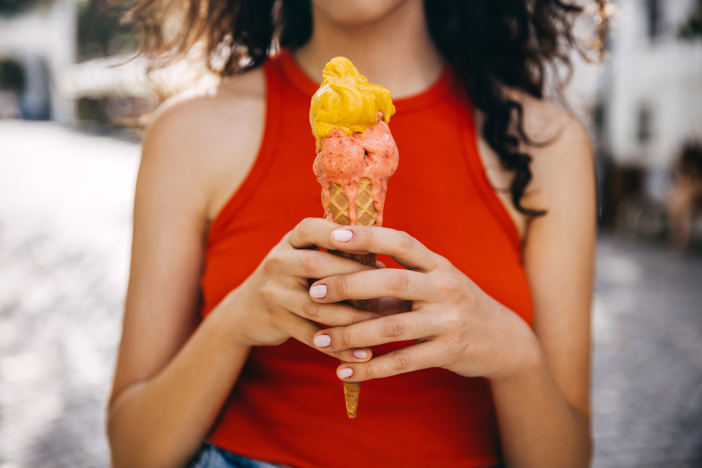 Фото жінка з морозивом