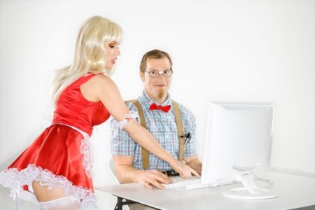 Man and woman with computer. © Depositphotos