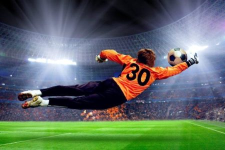 Football goalman on the stadium field © Depositphotos