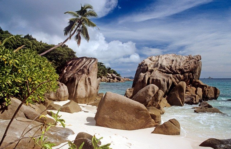 Rocks on a beach in the seychelles © Depositphotos
