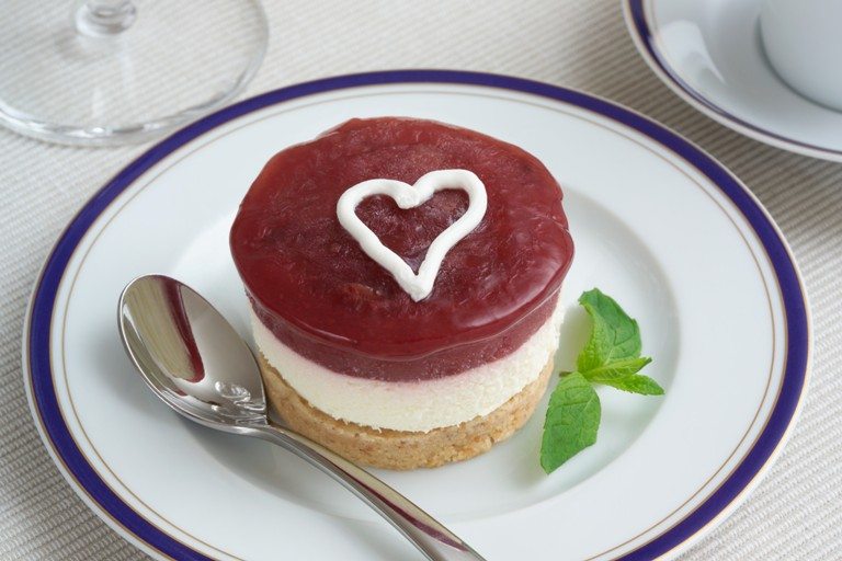 Cheesecake with a heart in it © Depositphotos