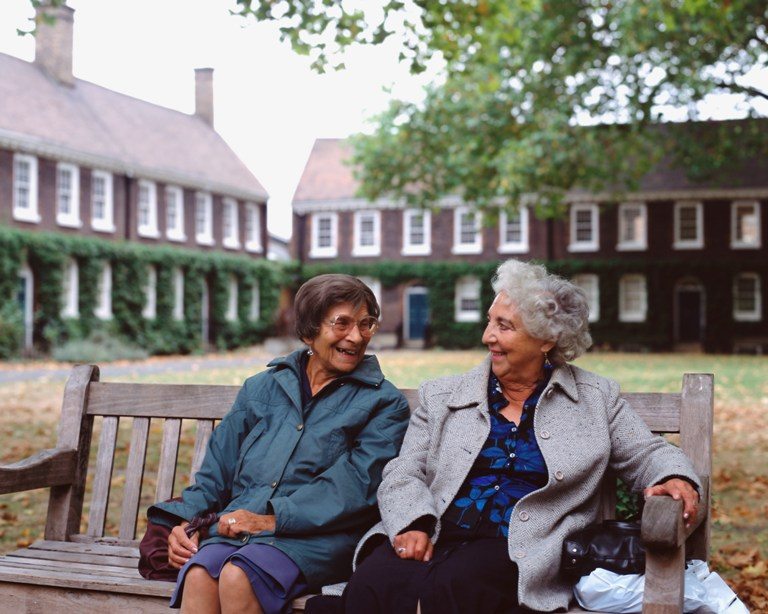 Senior women sitting on a wooden bench © Depositphotos