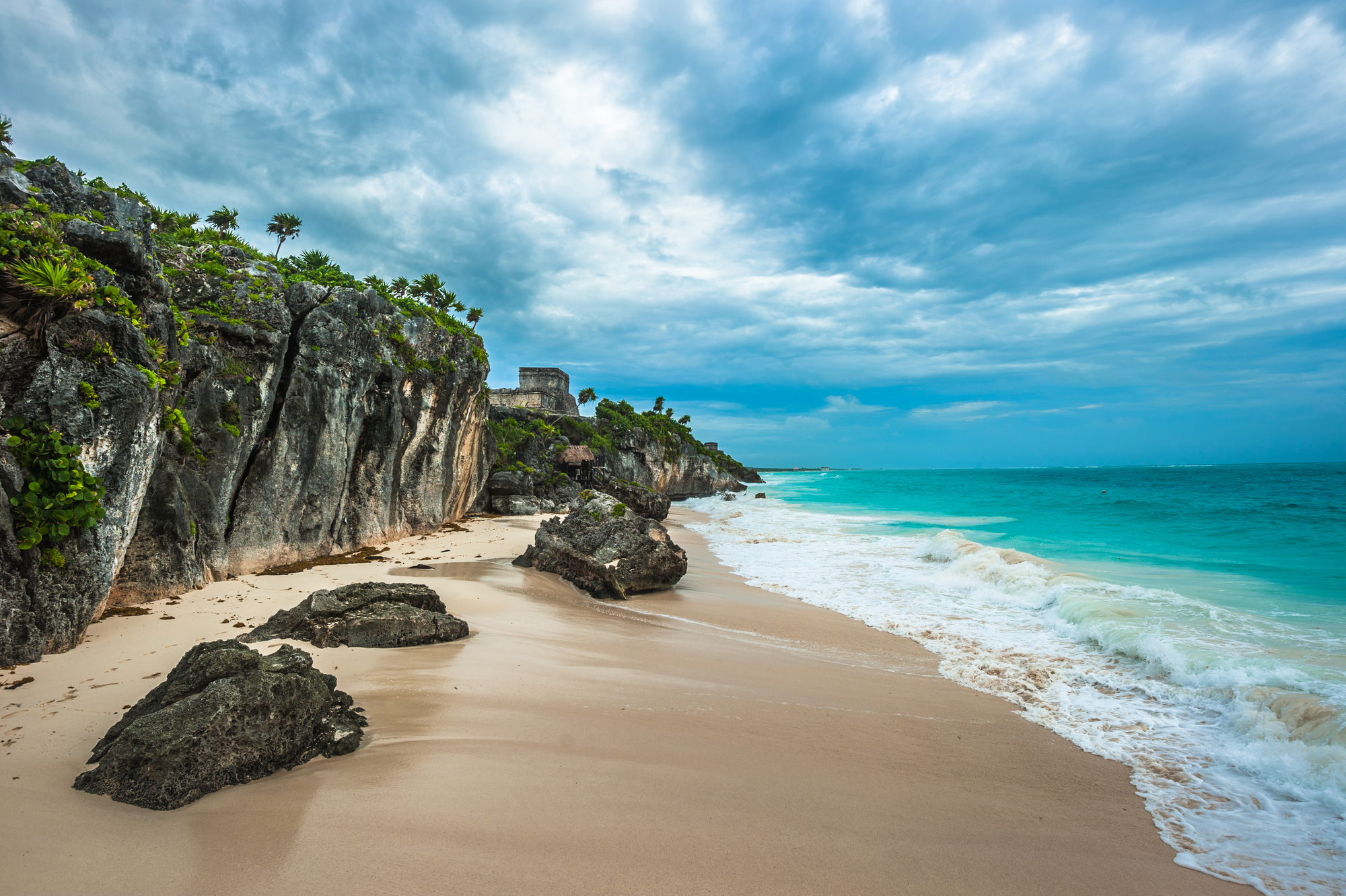 nature background wallpaper of white sand beach and ruins of Tulum