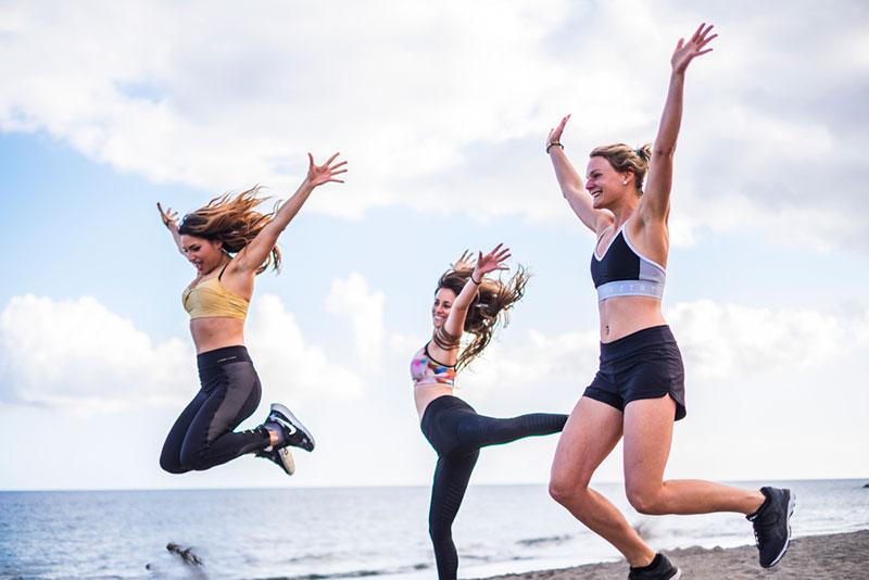Simona Pilolla photography - 3 women jumping at the beach
