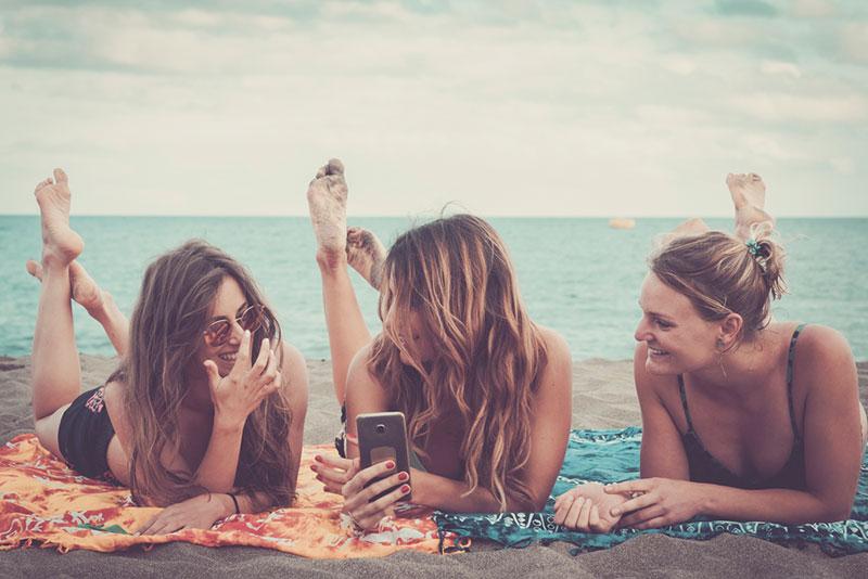 Simona Pilolla photography - 3 women on the beach