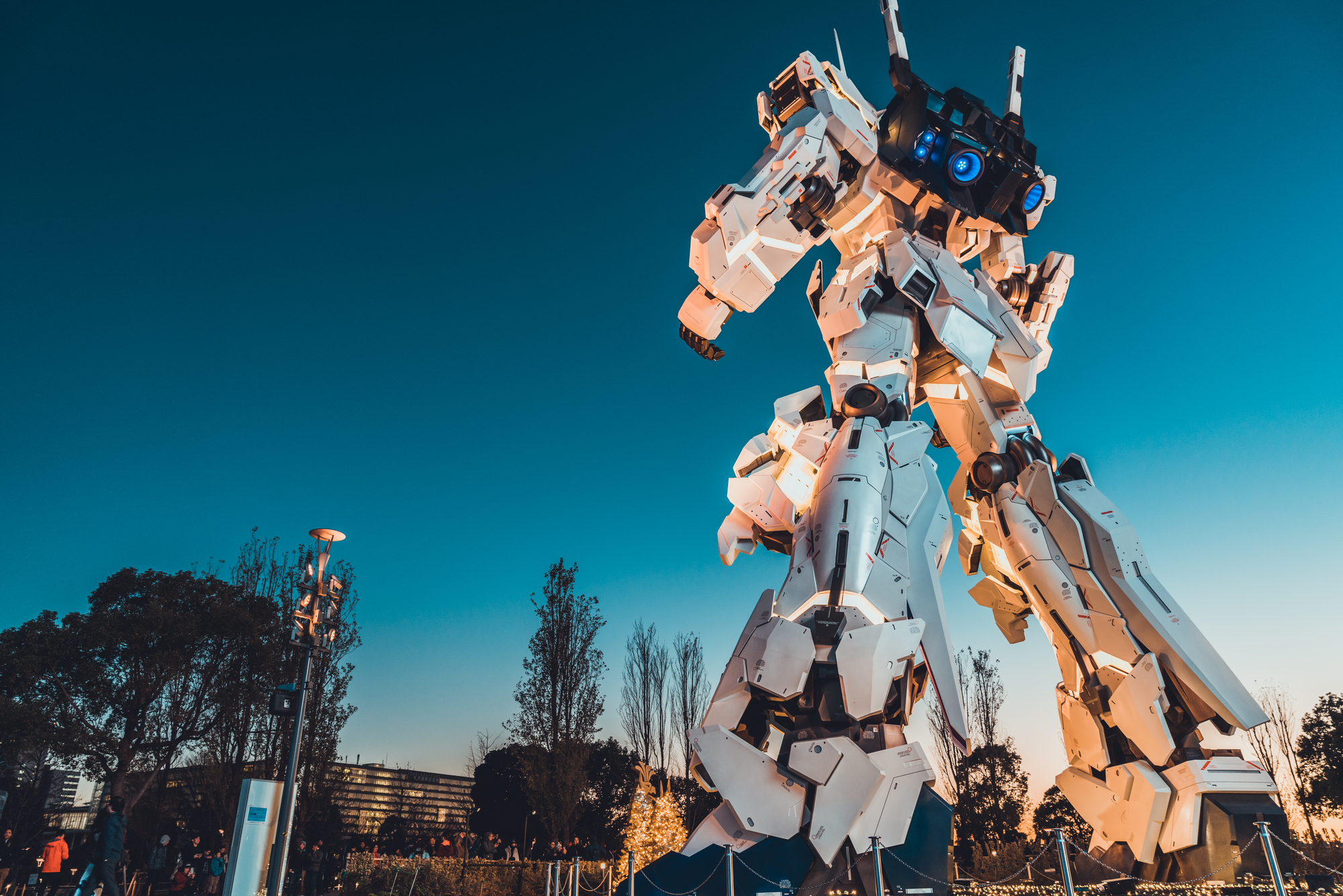 Rear view of life-sized Unicorn Gundam statue display, scary things, megalophobia