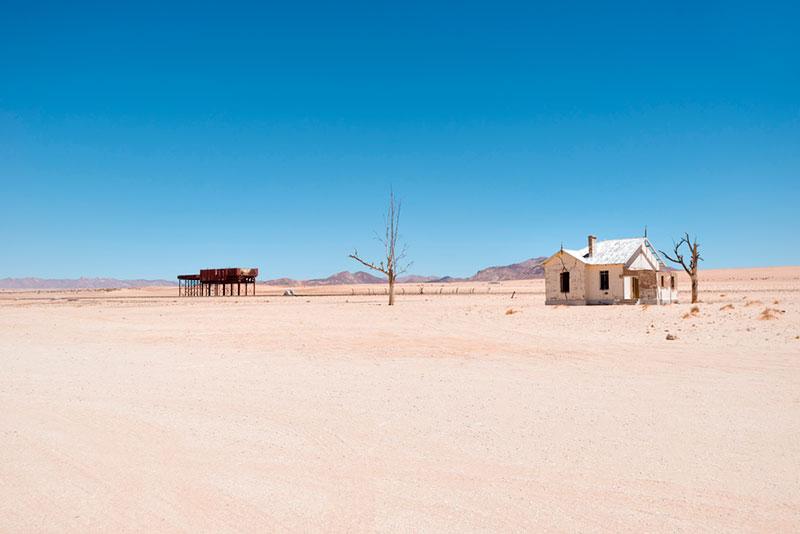 заброшенный-дом-пустыня