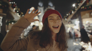 Linda asiática sorrindo e queimando brilhos brilhantes na véspera de Ano Novo
