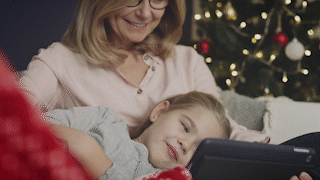 Vídeo da avó com neta assistindo desenhos animados no tablet