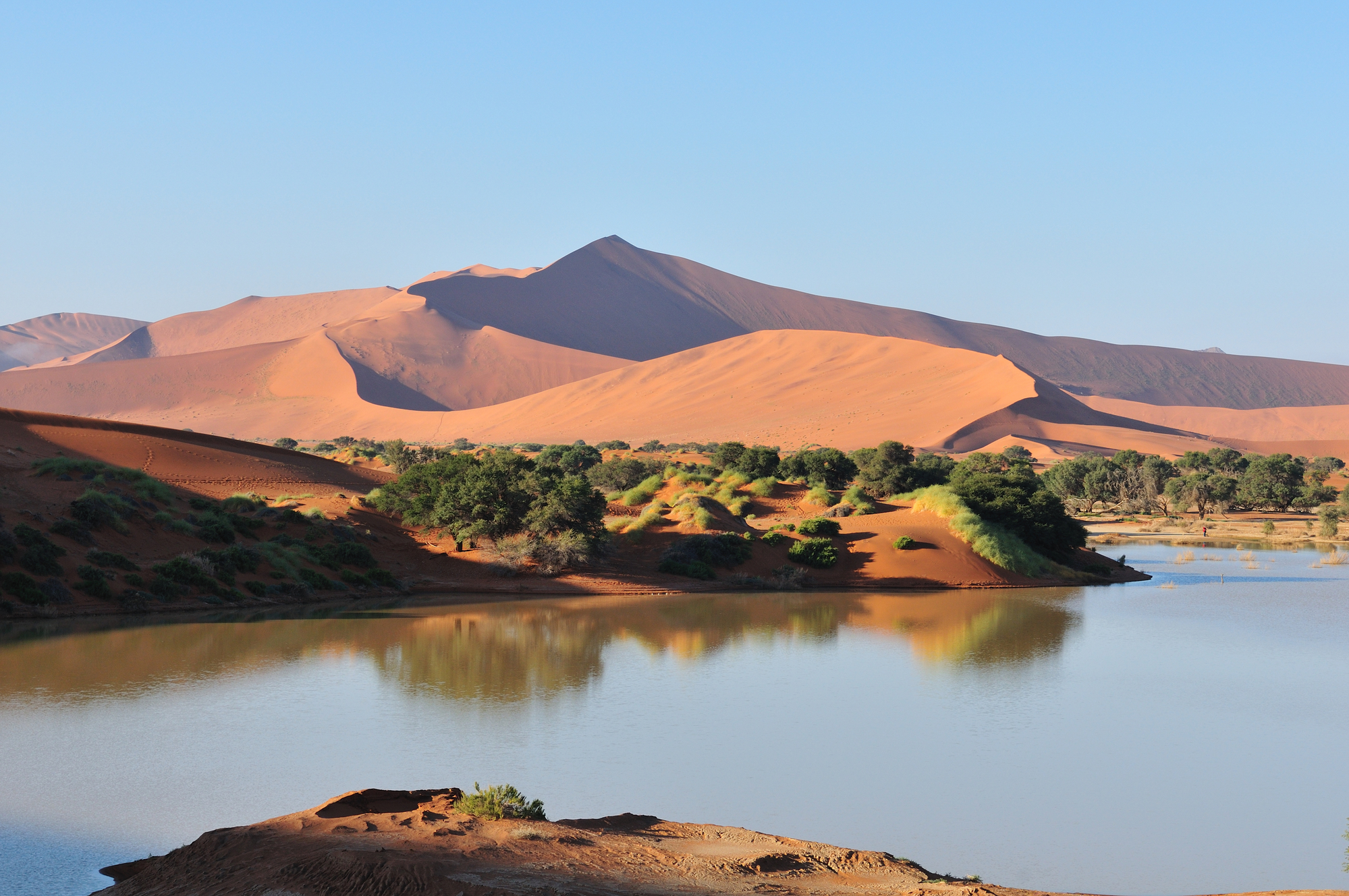 Um Sossusvlei inundado no deserto do Namib