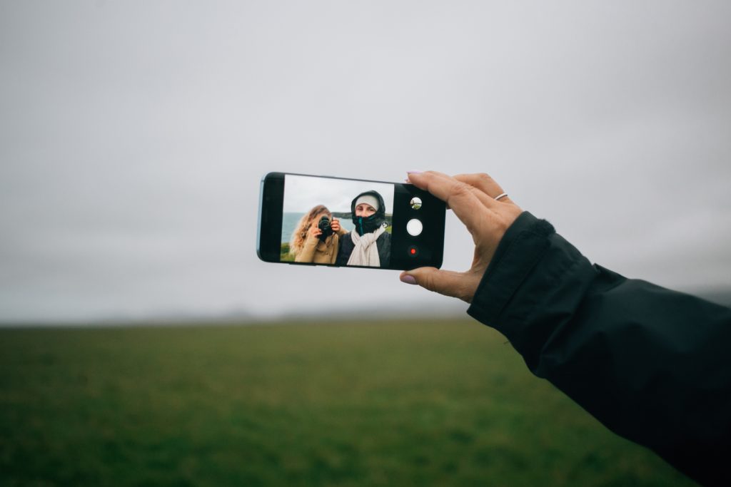 tendências de fotografia de fazer selfie no smartphone