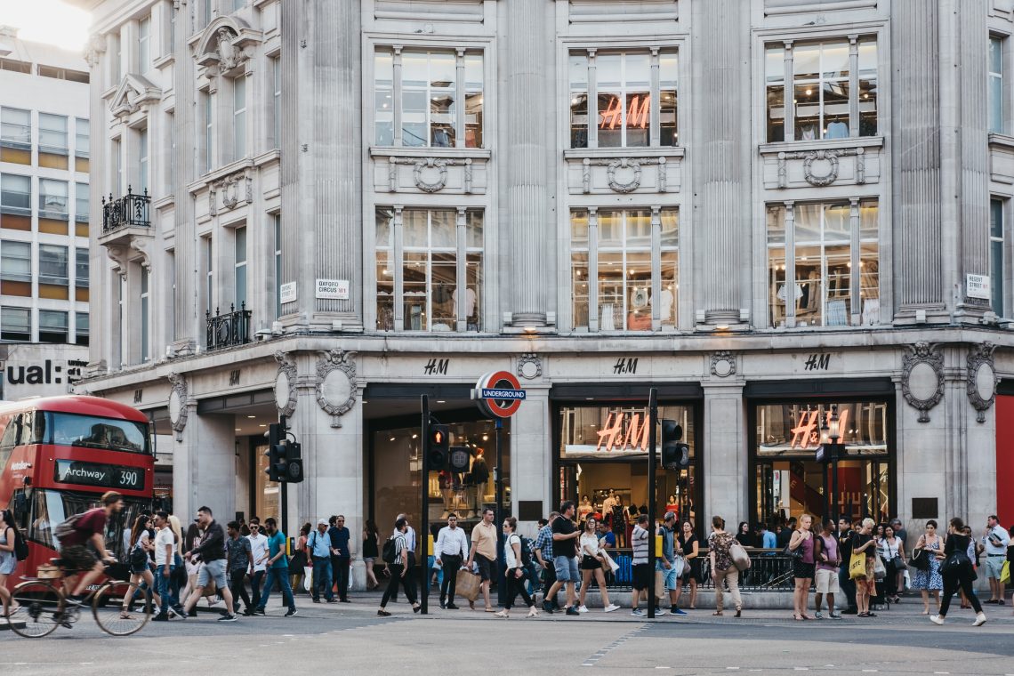 Flagship Stores: Types, Benefits for Brands, and Bright Examples
