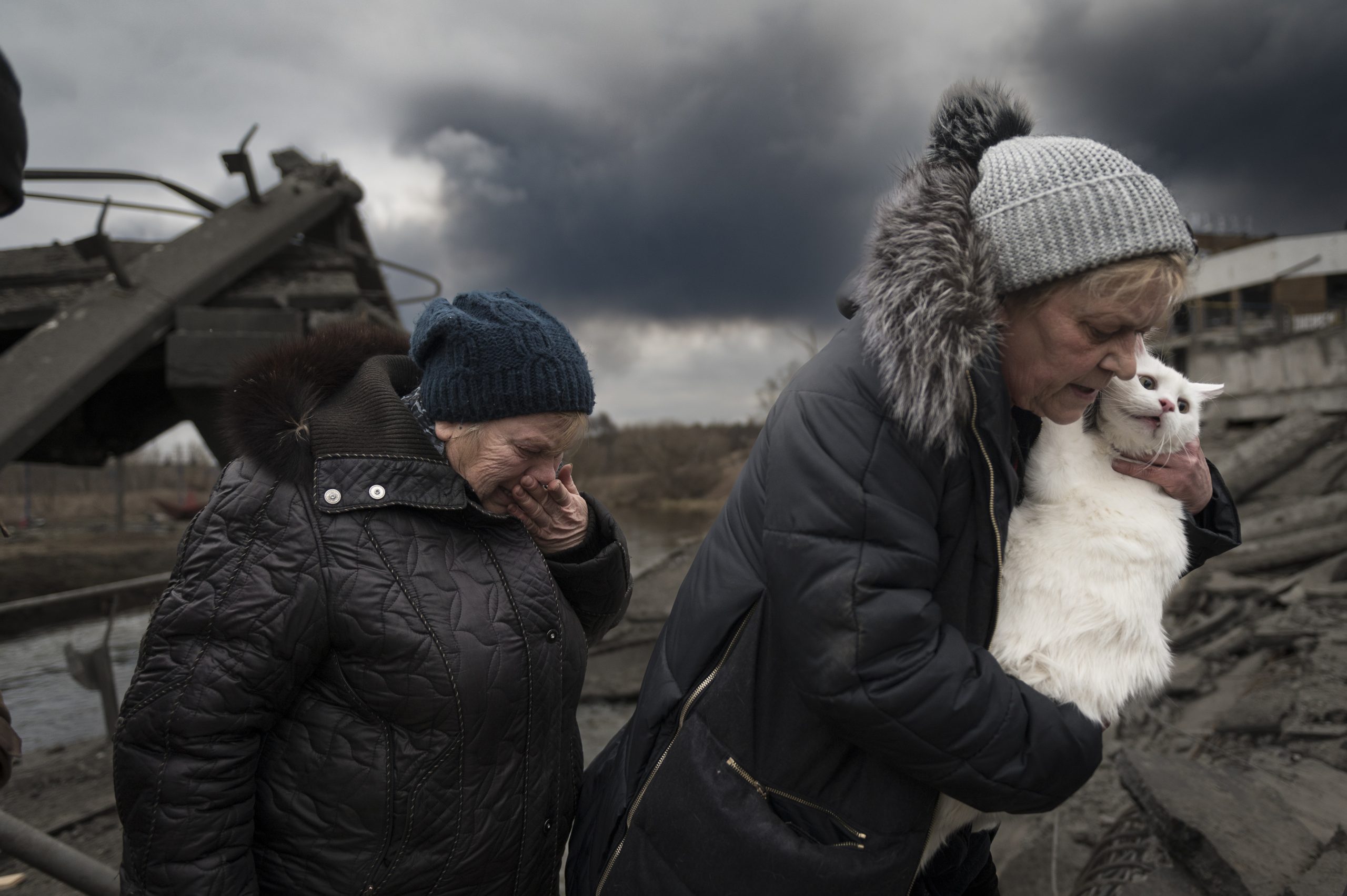 Photo of Ukrainian civilians evacuate from Irpin by Christopher Occhicone 