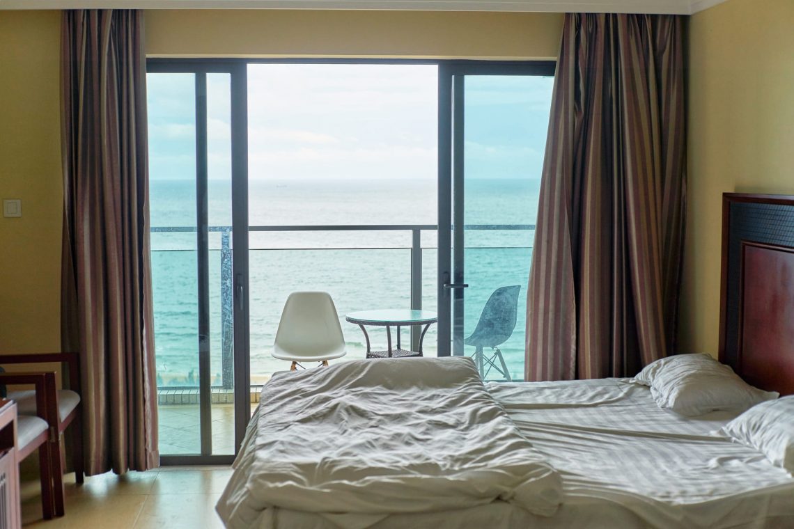Фотографія готельний номер з балконом і видом на море