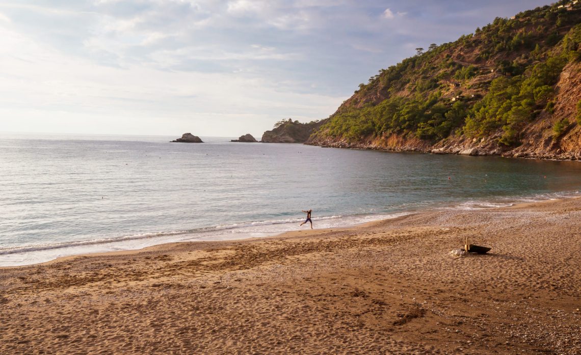 Фотографія самотня людина на пляжі