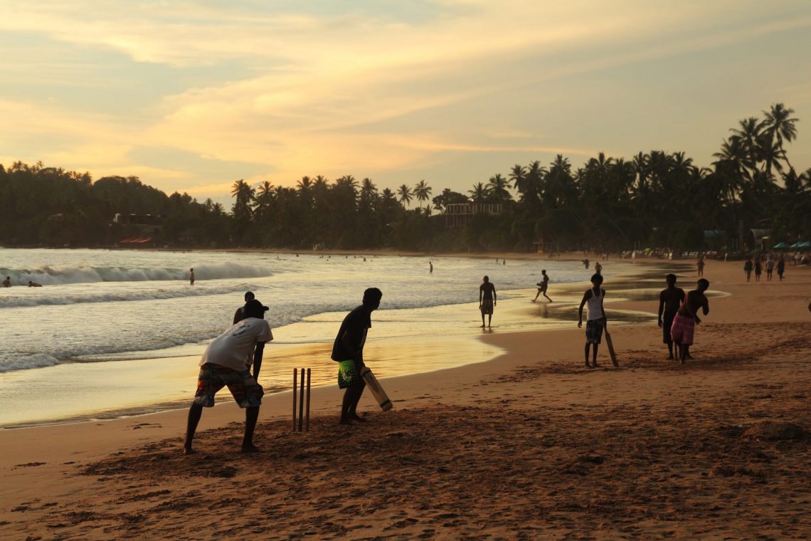 Фотографія діти грають у крикет на пляжі