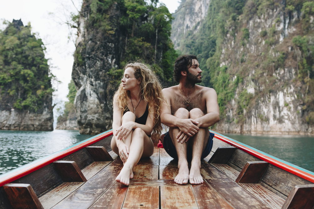 Фотографія пара на човні у тропічній країні