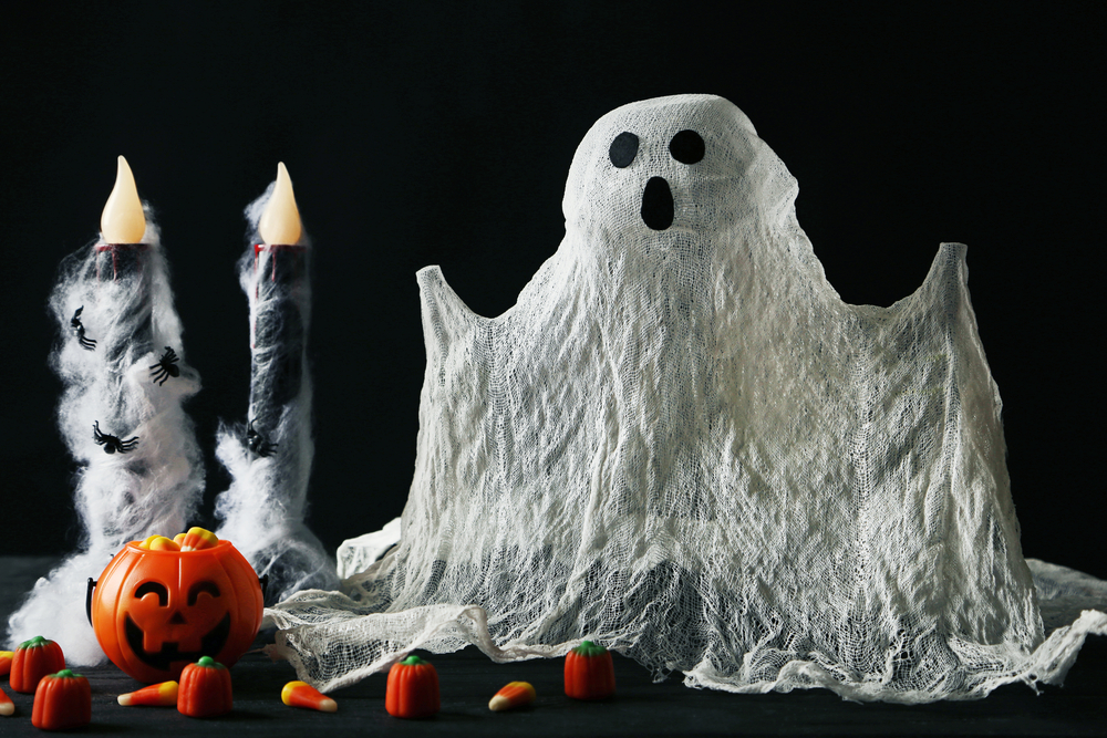 Фотографія хелловінський привид і святкові цукерки