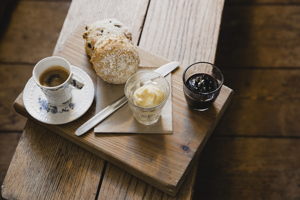 Фотографія печиво з маслом, медом і кавою на дошці
