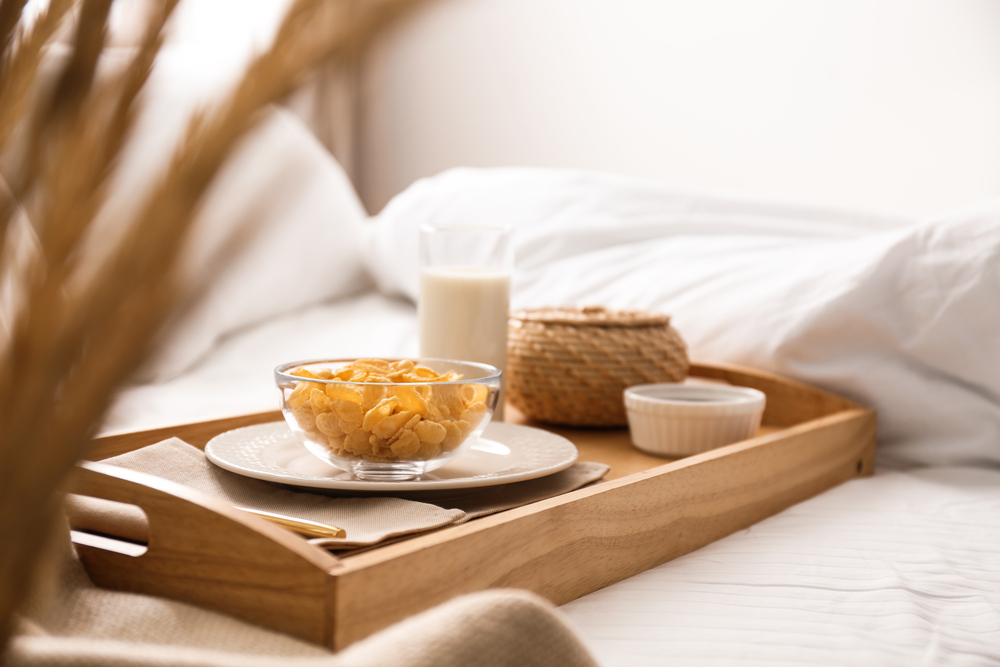 Фотографія сніданок на підносі у ліжку